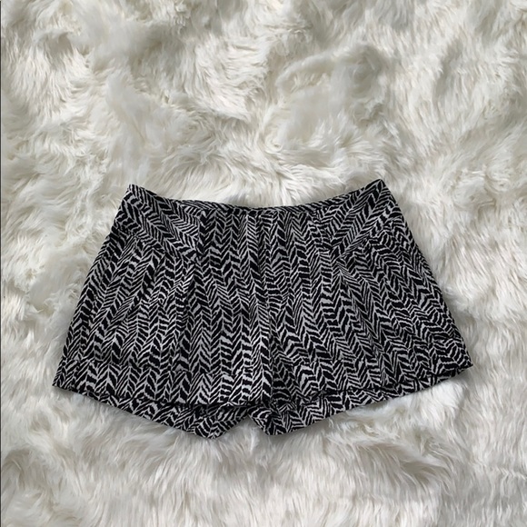 EXPRESS: women’s black and white pattern shorts - Size 0 - Picture 1 of 4